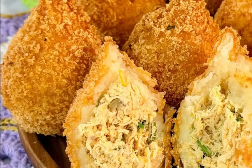 Coxinha com massa de aipim com textura bem feita e o cuidado certo na hora de montar