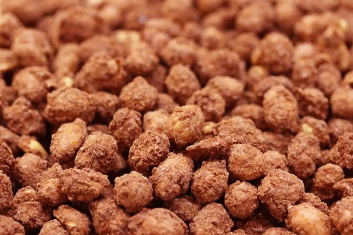 Amendoim crocante com camadas bem montadas e uma apresentação que abre o apetite