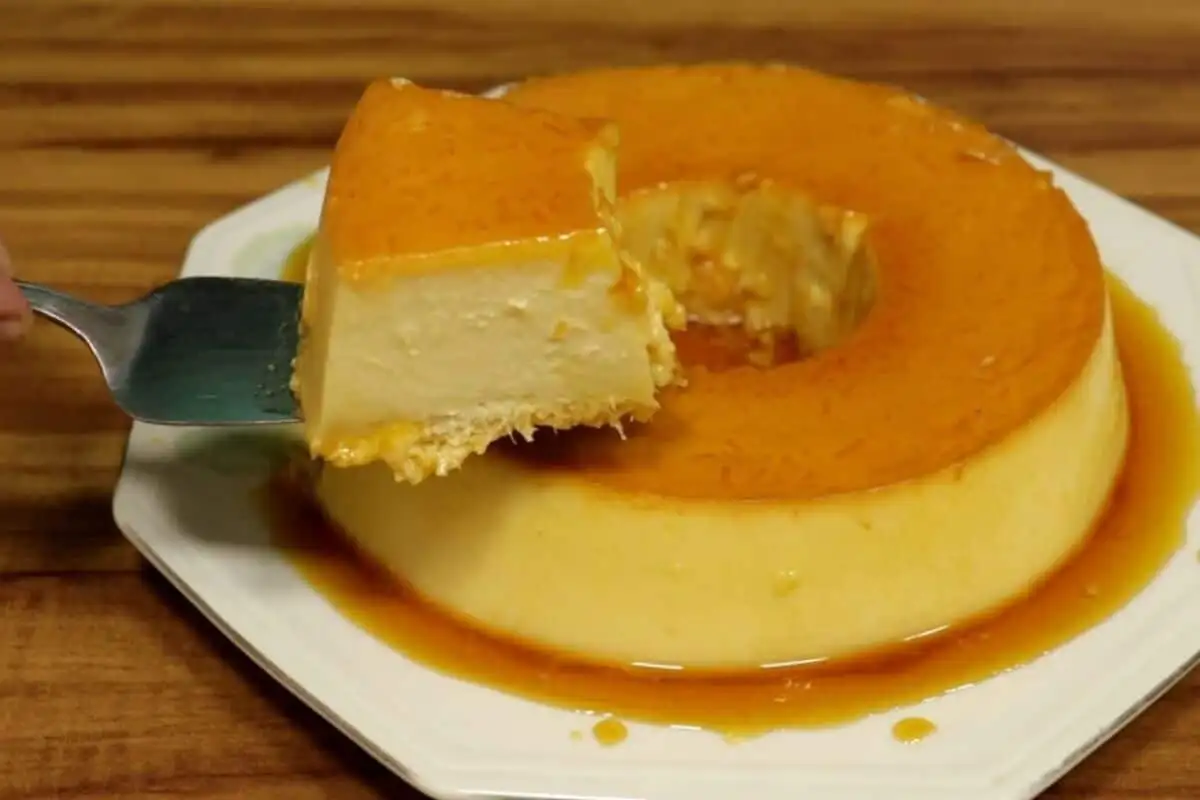 Pudim gourmet com camadas bem montadas e uma apresentação que abre o apetite