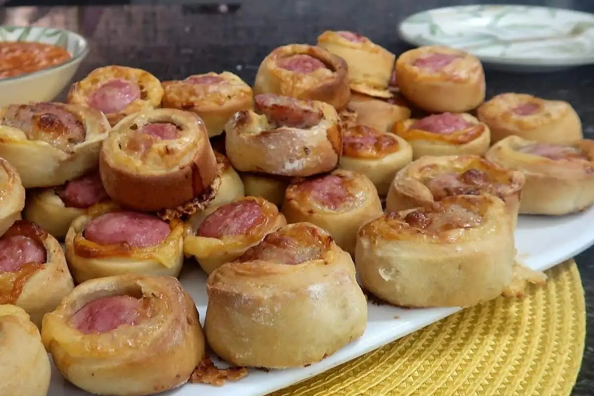 Enroladinho de calabresa para o lanche da família com preparo prático e organizado