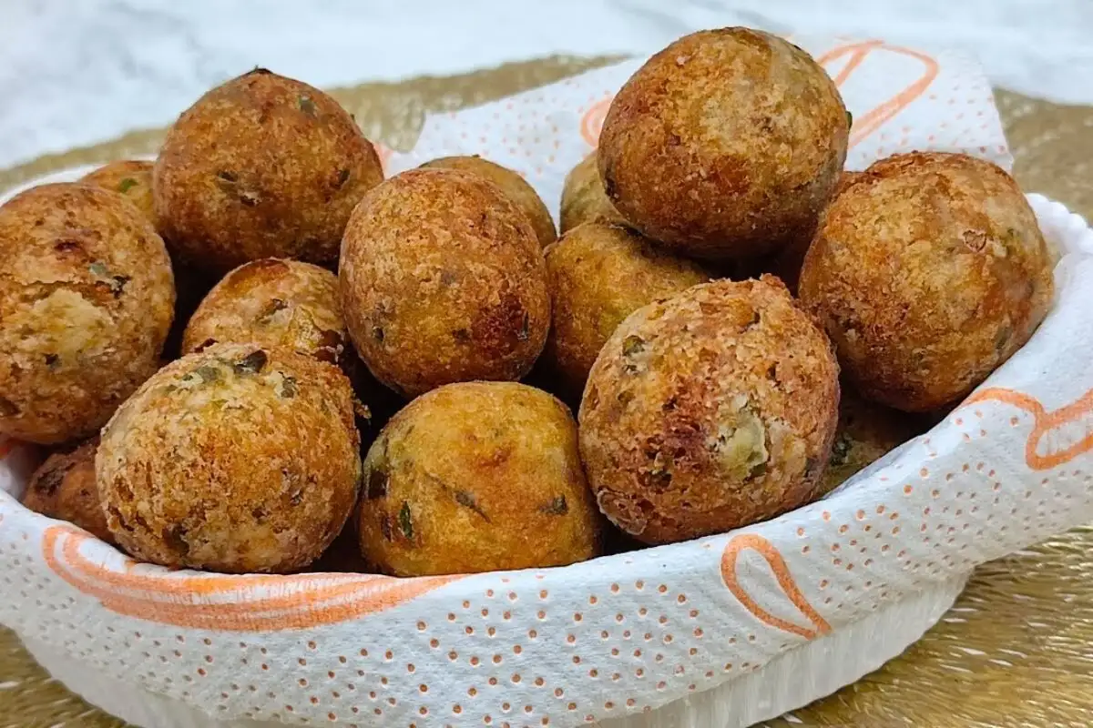 Bolinho de sardinha com textura bem feita e o cuidado certo na hora de montar