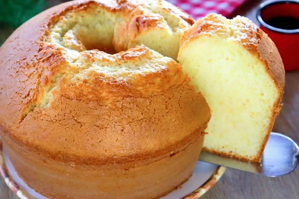 Bolo de trigo simples com ingredientes organizados e preparo simples para o lanche