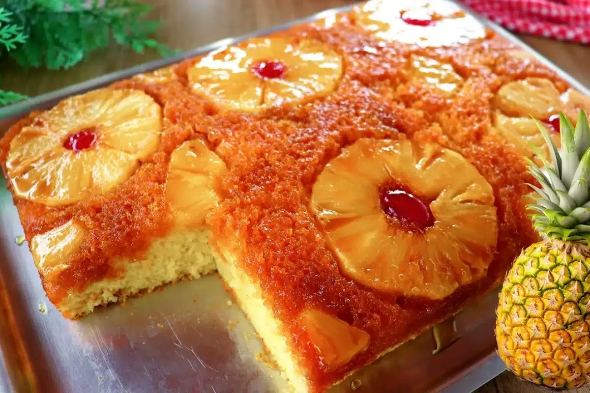 Bolo de abacaxi caramelizado com ingredientes organizados e preparo simples para o lanche