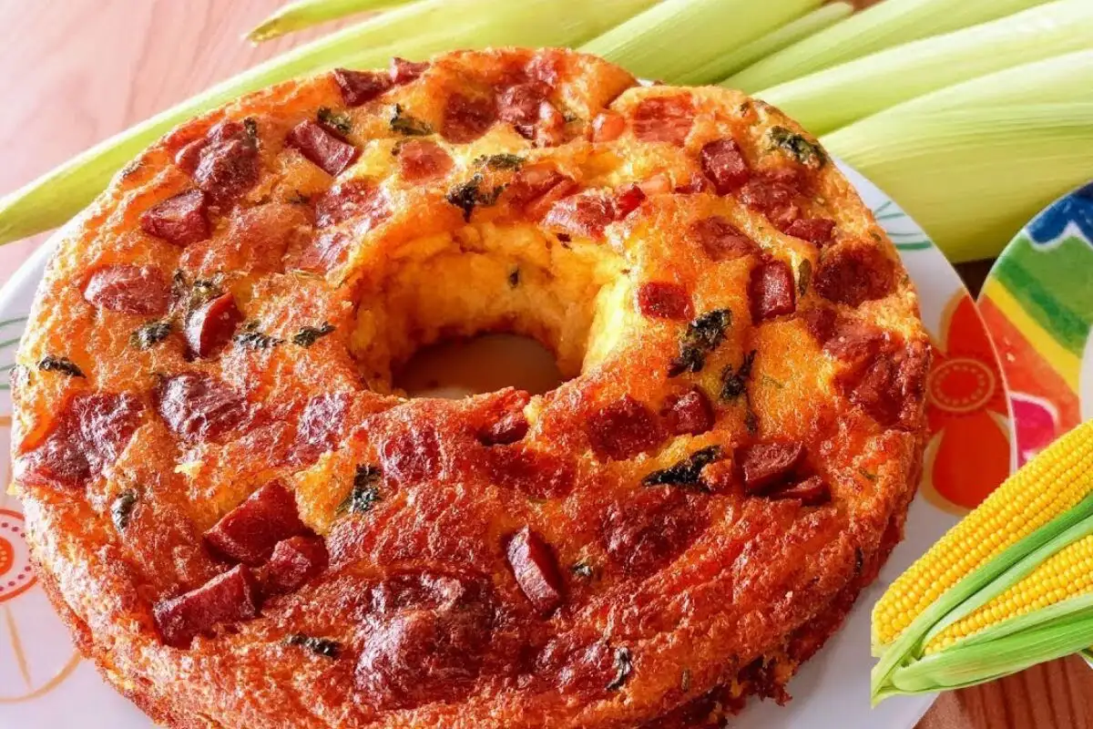 Bolo de milho salgado com ingredientes organizados e preparo simples para o lanche