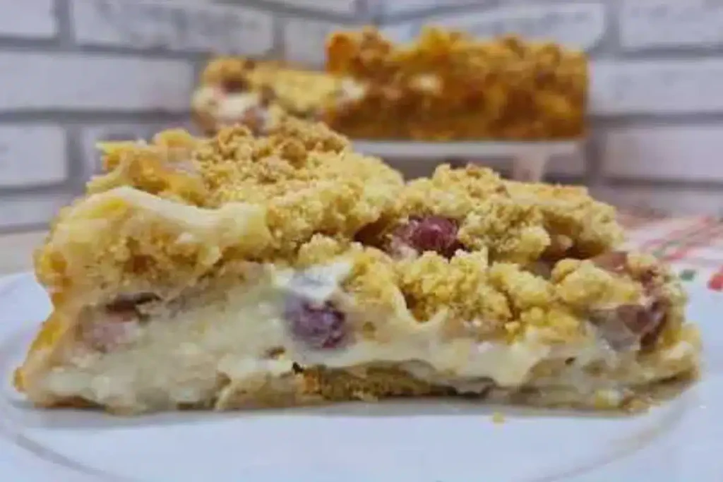Cuca cremosa de uva com ingredientes organizados e preparo simples para o lanche