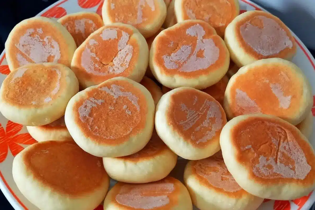 Bolacha de iogurte com massa trabalhada no ponto e finalização douradinha