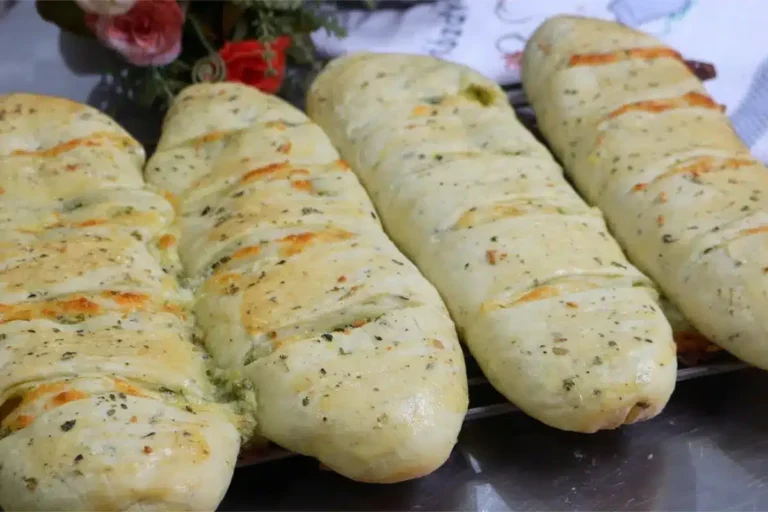 Pão de alho recheado com massa trabalhada no ponto e finalização douradinha