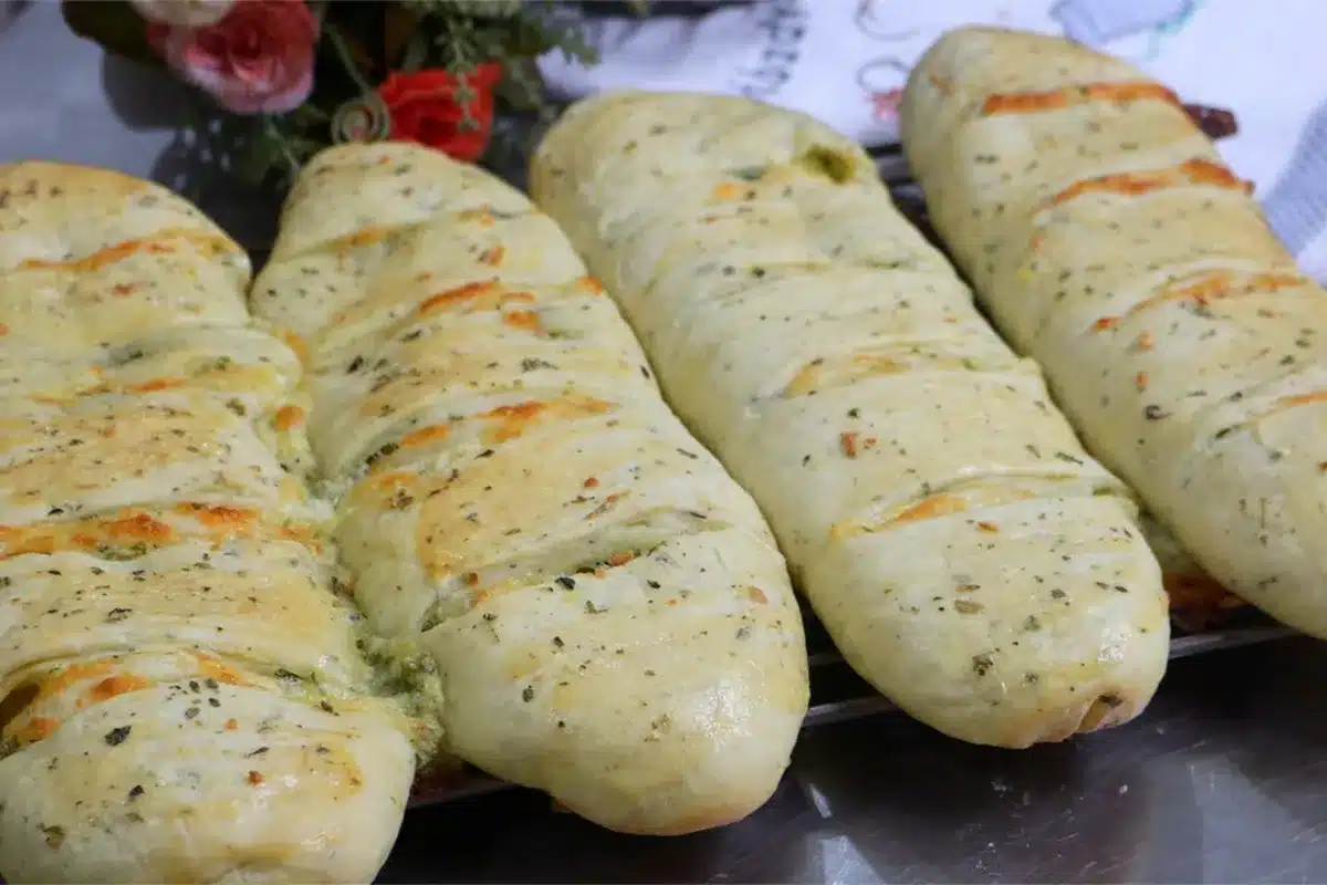 Pão de alho recheado com massa trabalhada no ponto e finalização douradinha