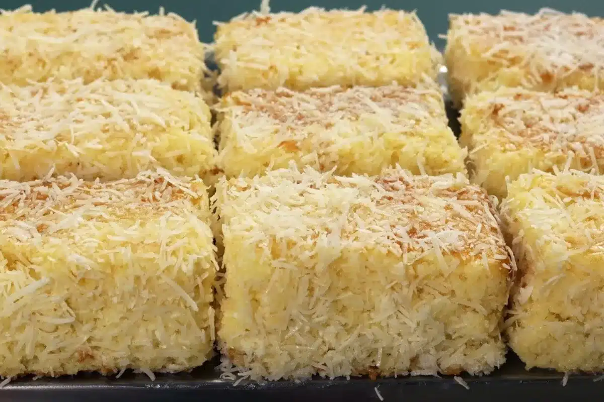 Bolo de coco gelado para servir no fim de semana com um toque especial no preparo