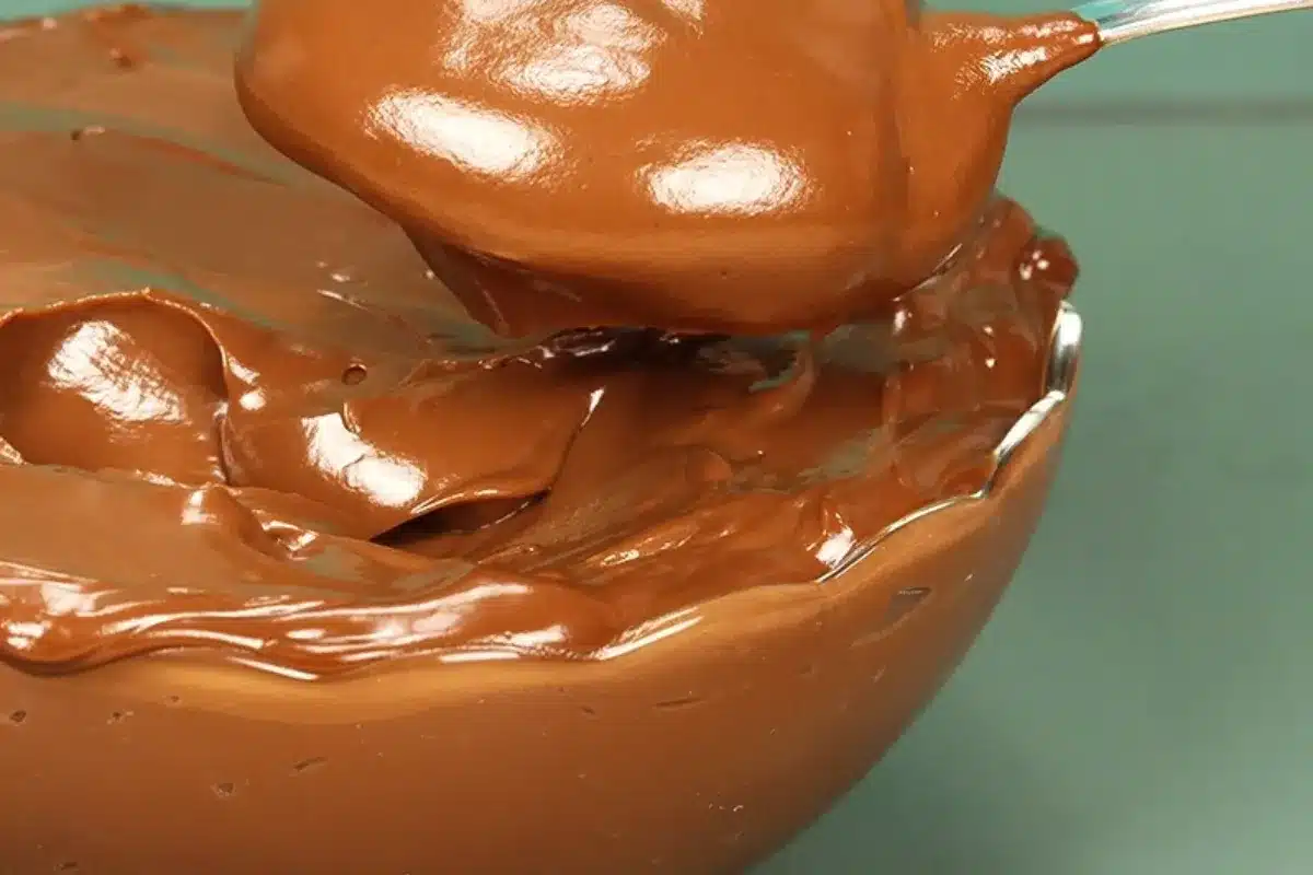 Recheio de chocolate com camadas bem montadas e uma apresentação que abre o apetite