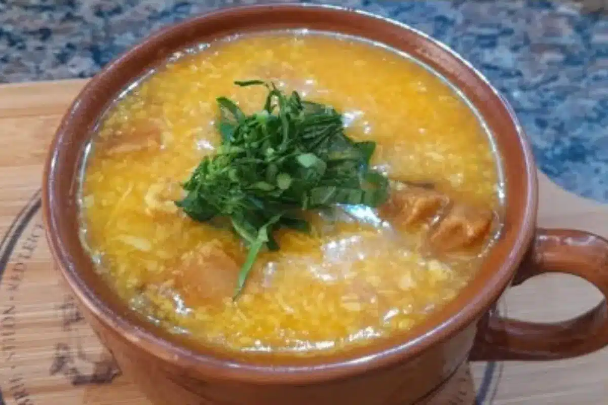 Canjiquinha com frango com preparo organizado e finalização especial para o jantar