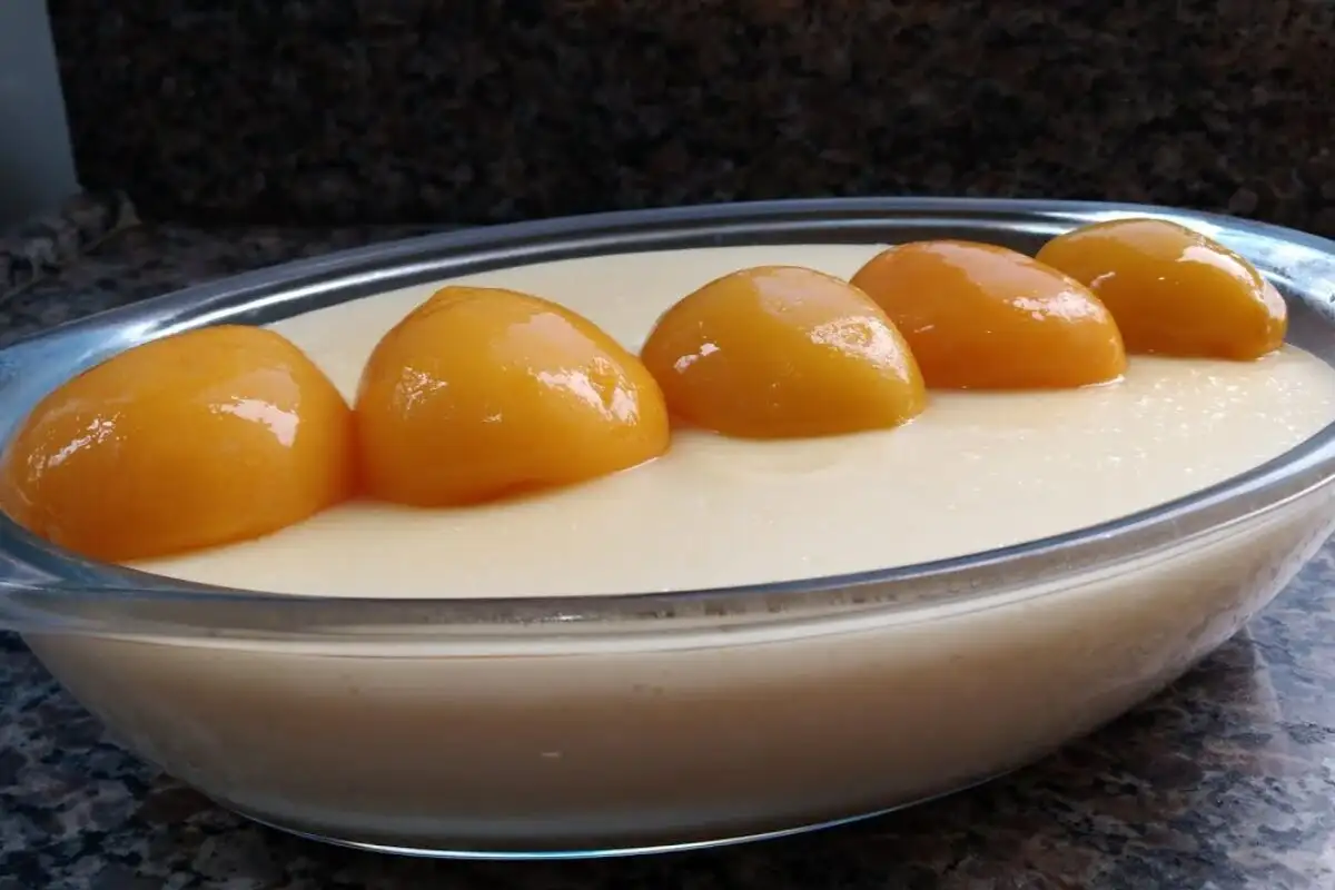 Sobremesa cremosa de pêssego com sabor caseiro e montagem detalhada para acertar em casa