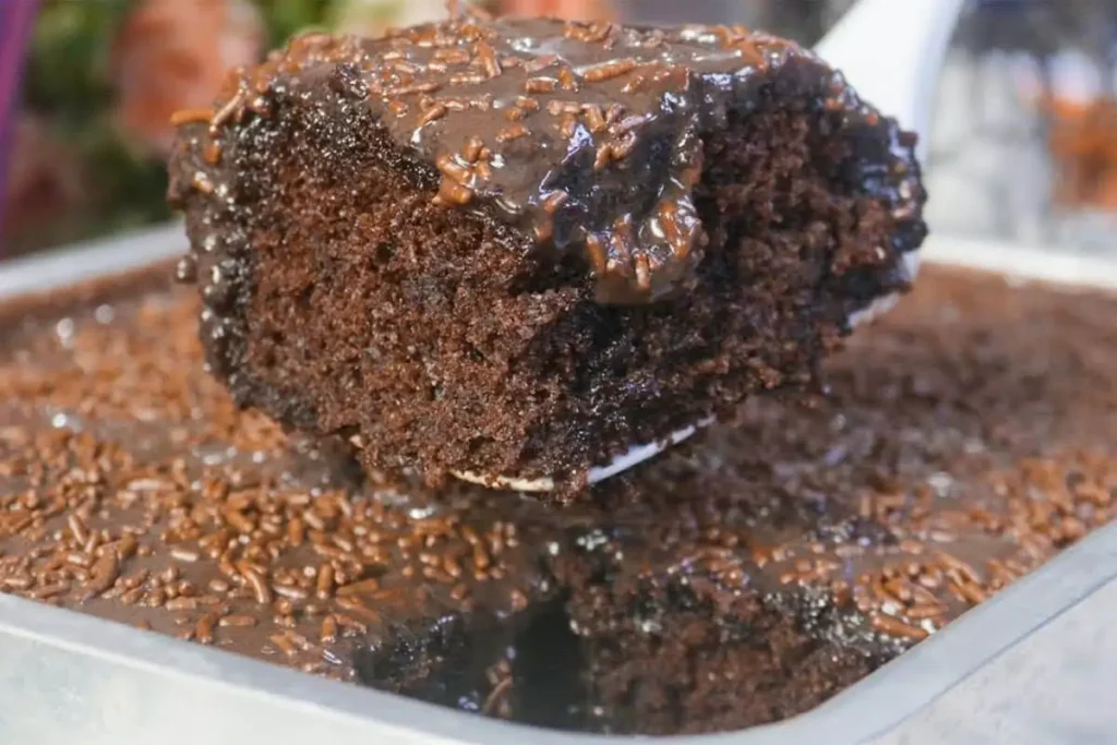 Bolo de chocolate quente com preparo caseiro e os cuidados para assar por igual