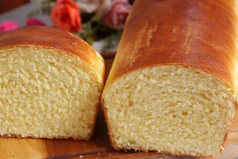 Pão caseiro fofinho com massa trabalhada no ponto e finalização douradinha