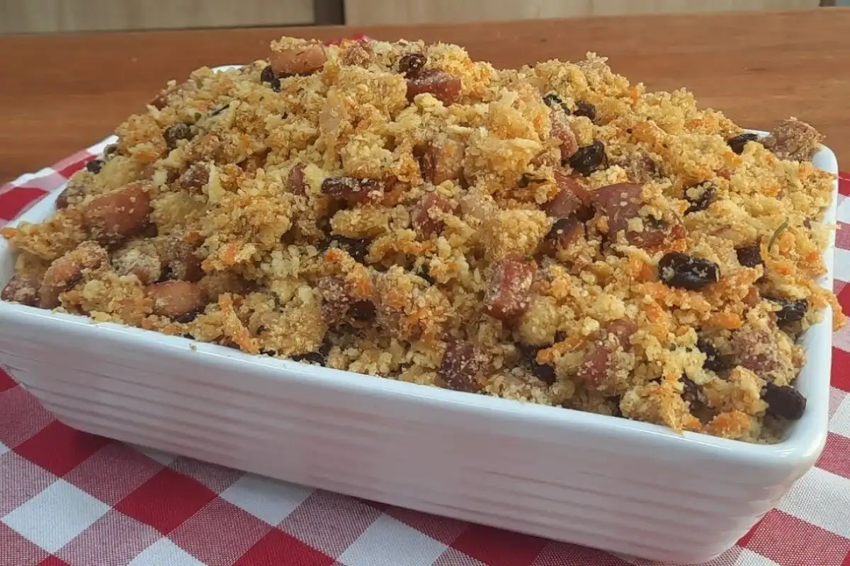 Farofa com abacaxi feito em casa com ingredientes simples e sabor bem equilibrado