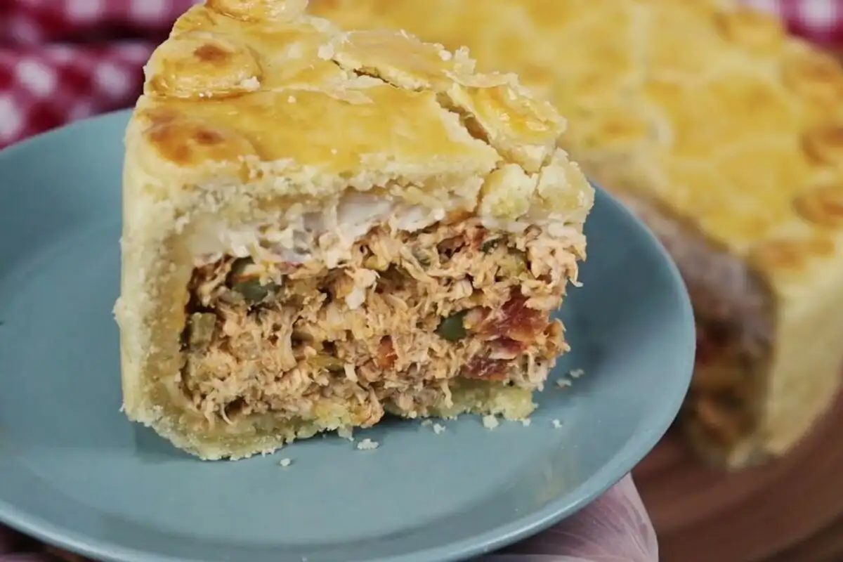 Empadão de frango com massa no ponto e uma finalização que faz diferença