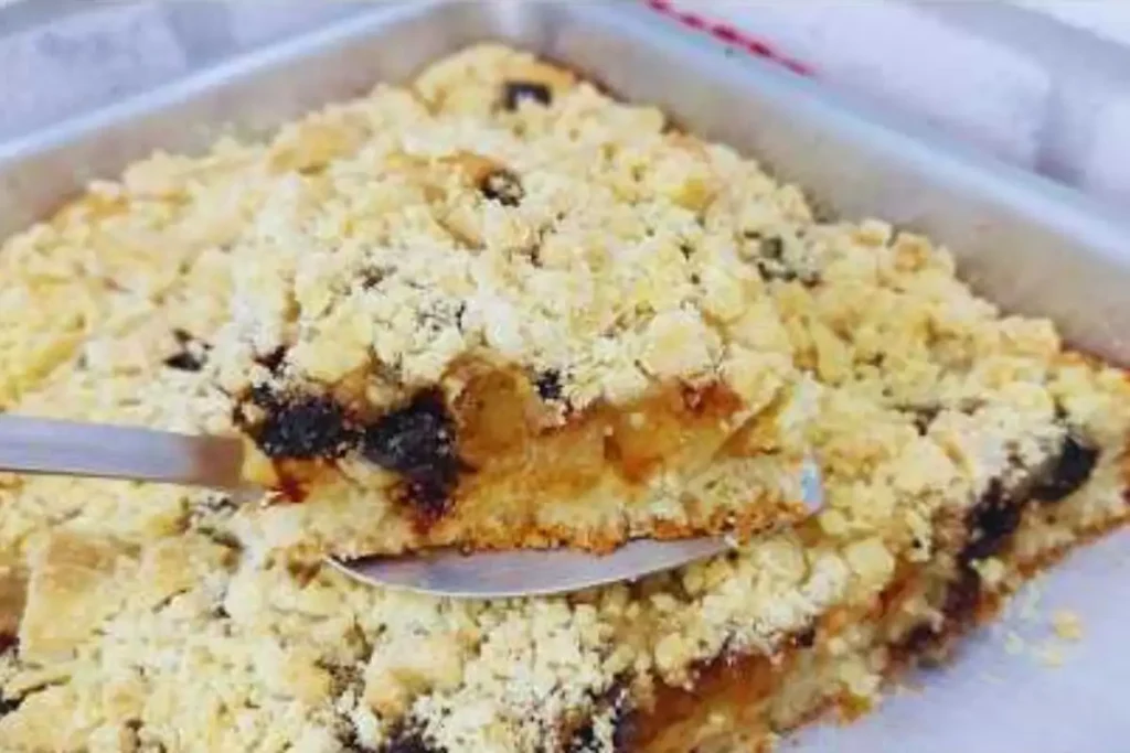 Cuca alemã de abacaxi com ingredientes organizados e preparo simples para o lanche