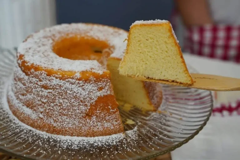 Bolo de iogurte sem glúten com massa preparada passo a passo e finalização caprichada