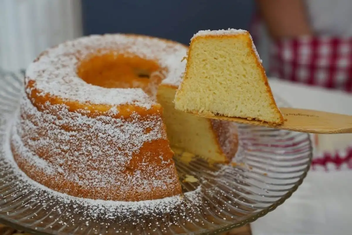 Bolo de iogurte sem glúten com massa preparada passo a passo e finalização caprichada