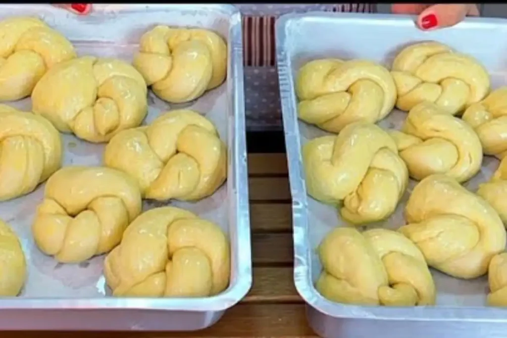 Rosca doce caseira para servir no fim de semana com um toque especial no preparo