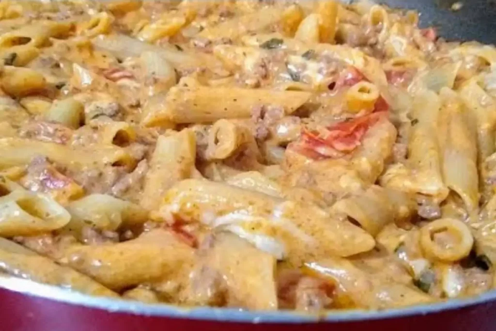 Macarrão cremoso de frigideira com preparo organizado e o ponto certo de cozimento