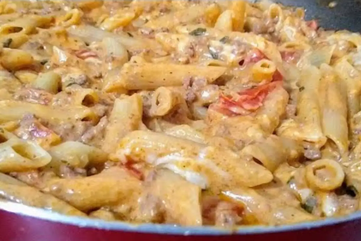 Macarrão cremoso de frigideira com preparo organizado e o ponto certo de cozimento