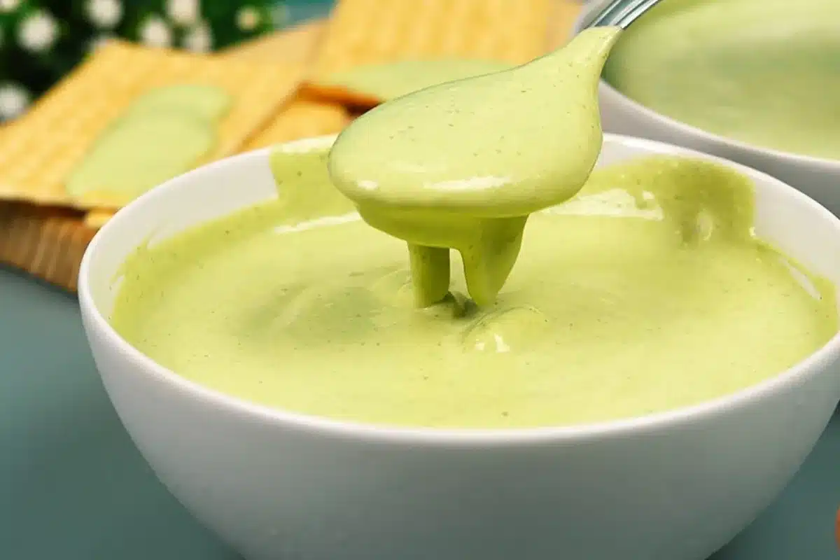 Molho verde de lanchonete feito em casa com ingredientes simples e sabor bem equilibrado