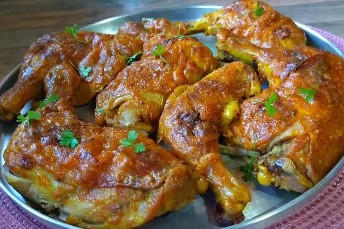 Frango assado na maionese com ingredientes bem combinados para variar o cardápio