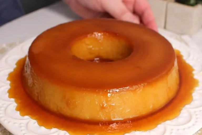Pudim de biscoito maisena com camadas bem montadas e uma apresentação que abre o apetite