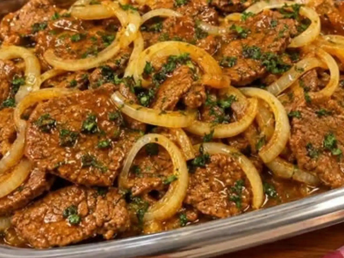 Bife de Panela com Cebolas e Molho Caseiro Encorpado