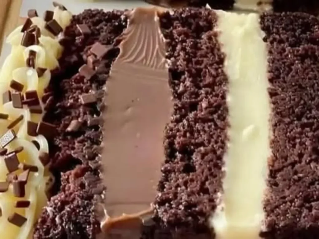 Bolo de Chocolate Dois Amores com Recheios de Brigadeiro Branco e Preto