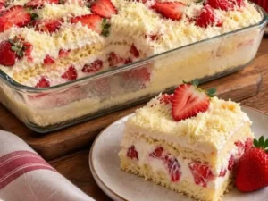 Bolo Gelado de Leite em Pó com Morangos e Recheio Cremoso pronto para servir