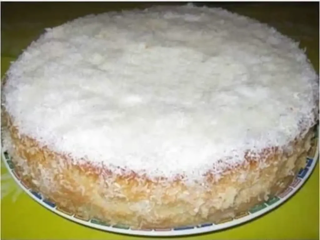 Bolo Três Leites com Coco Gelado, Fofinho e Bem Molhadinho