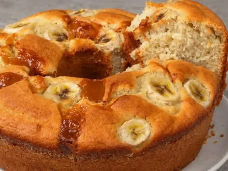 Bolo de Banana com Doce de Leite Derretendo no Meio