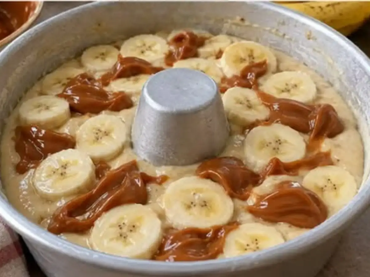 Bolo de Banana Fofinho com Doce de Leite Cremoso e Toque de Canela