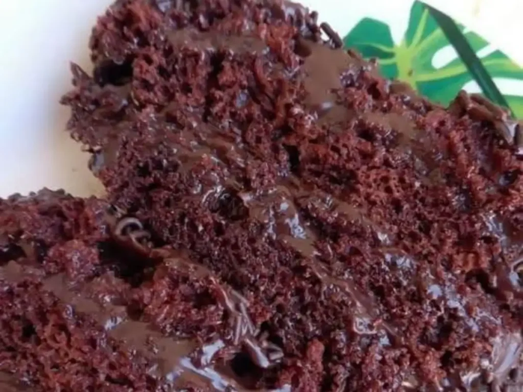 Bolo de Chocolate Fofinho de Liquidificador com Cobertura Cremosa de Brigadeiro