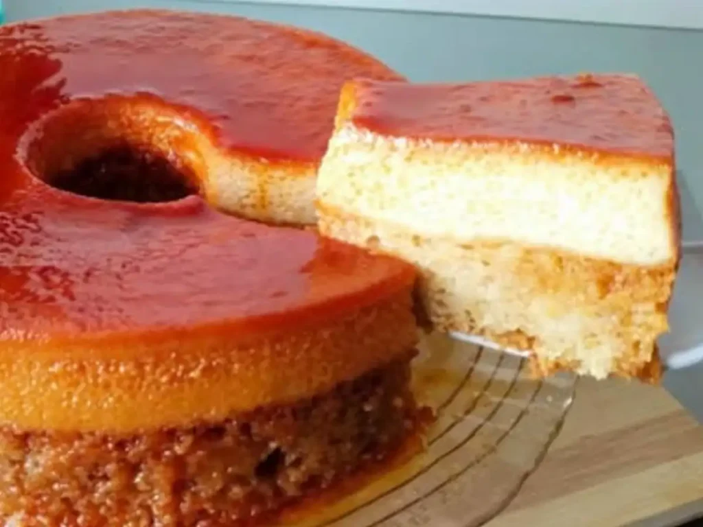 Bolo Pudim de Chocolate com Camada de Baunilha e Calda de Caramelo