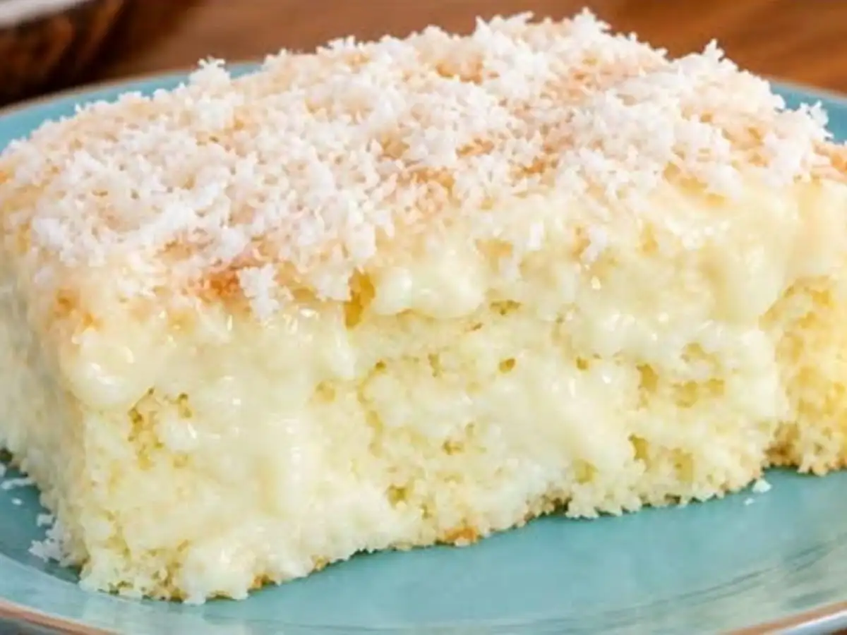 Bolo Toalha Felpuda Gelado com Coco e Calda de Leite