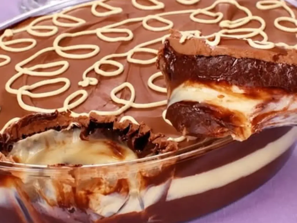 Bombom de Travessa Cremoso com Chocolate e Morangos