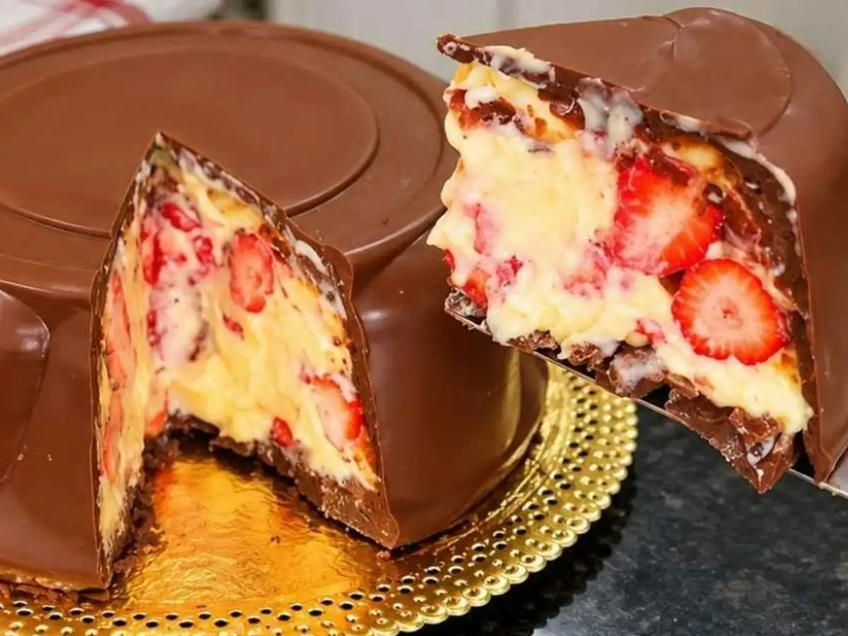 Bombom Gigante de Morango com Creme e Ganache pronto para servir