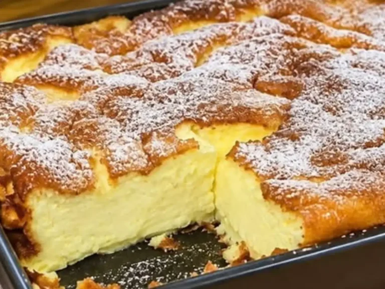 Cheesecake Rápido de Morango sem Forno com Base Crocante de Biscoito