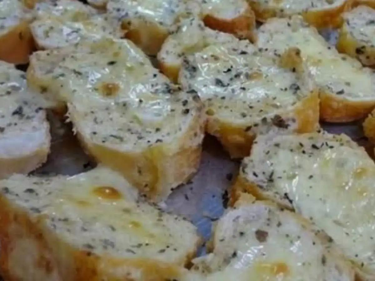 Creme de Alho Assado com Iogurte Natural para Pães e Churrasco