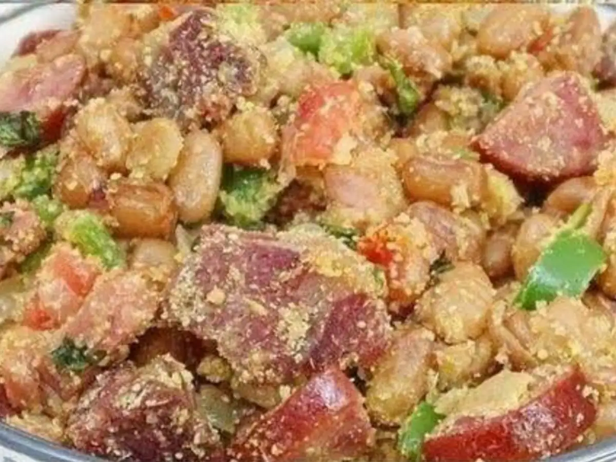 Feijão Tropeiro Mineiro com Bacon, Calabresa e Couve