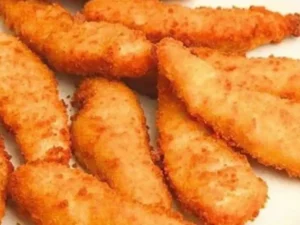 Filé de Frango Empanado Crocante e Sequinho com Alho e Páprica pronto para servir