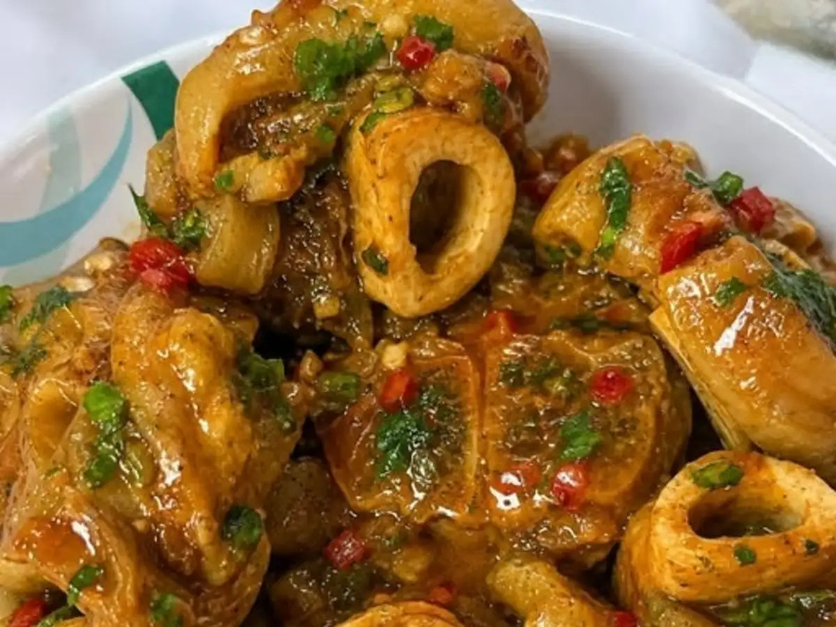 Mocotó Bovino Suculento com Caldo Grosso e Cheiro-Verde