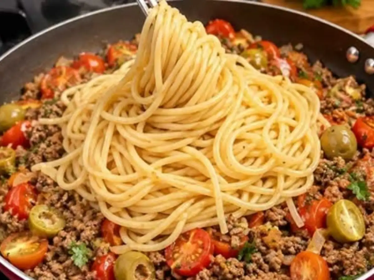 Macarrão na Manteiga com Carne Moída e Tomatinhos