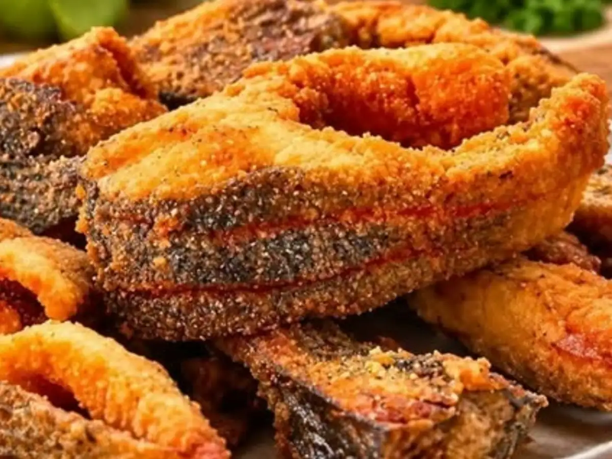Peixe Frito Crocante com Fubá, Limão e Casquinha Bem Sequinha pronto para servir