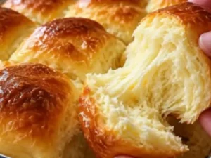 Pão Brioche Caseiro de Leite com Manteiga e Miolo Muito Fofinho pronto para servir