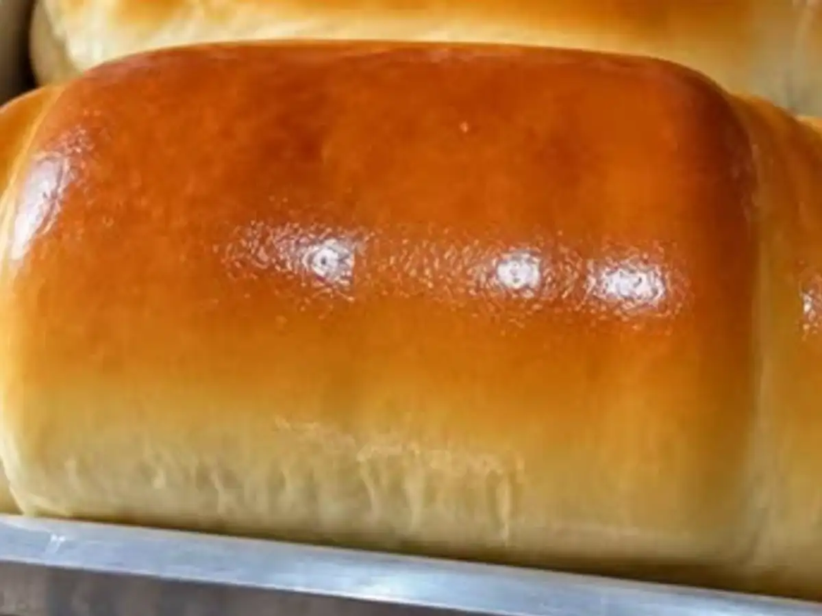 Pão Caseiro Fácil com Miolo Fofinho e Casquinha Dourada pronto para servir