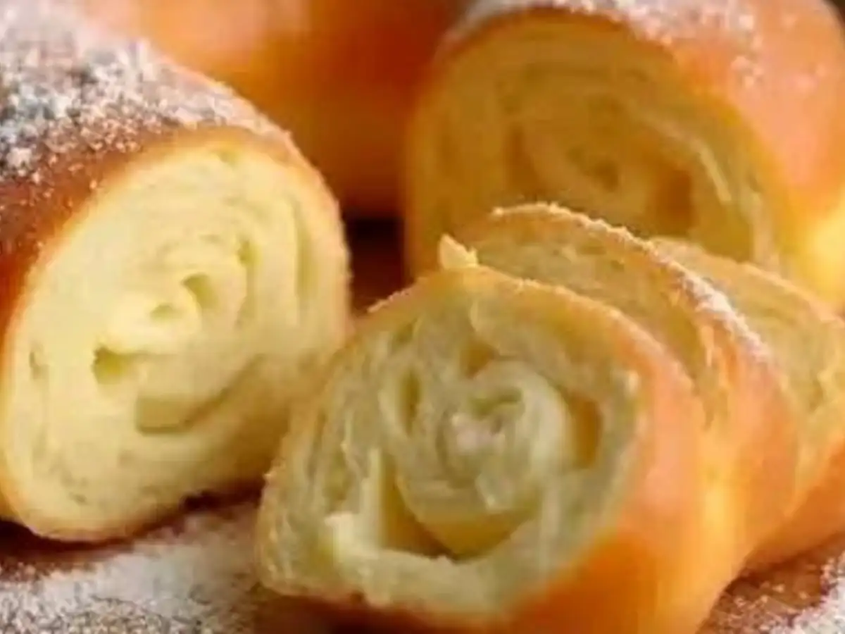 Rosca Doce Caseira Recheada com Creme e Massa Muito Macia pronto para servir